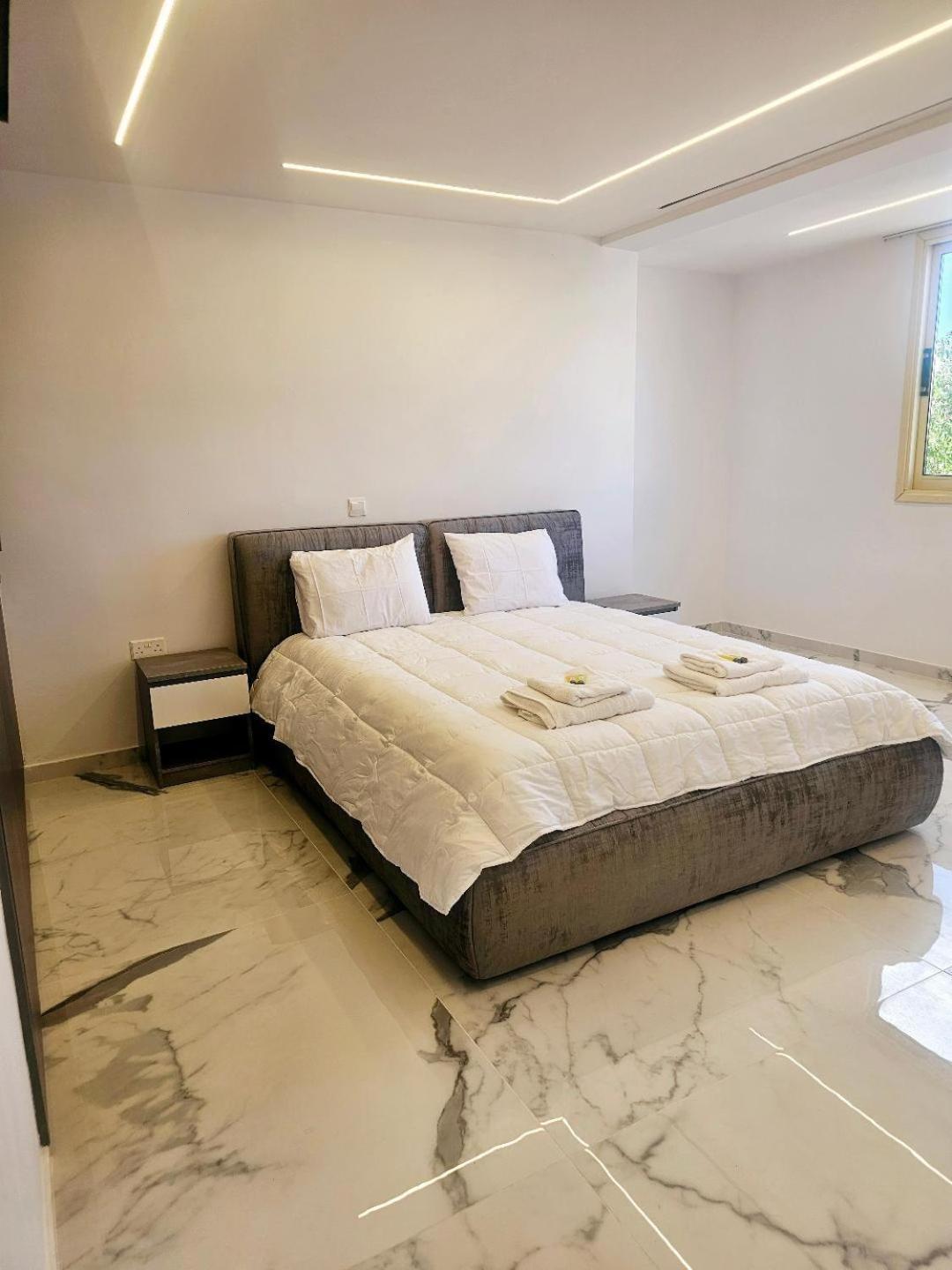 Deluxe Apartment Пафос Екстер'єр фото