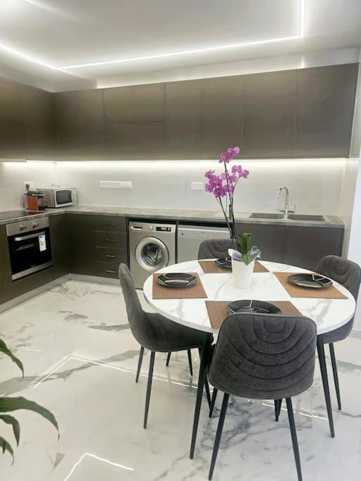 Deluxe Apartment Пафос Екстер'єр фото